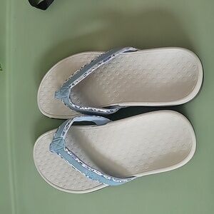 Nwot Vionic flip flops size 9